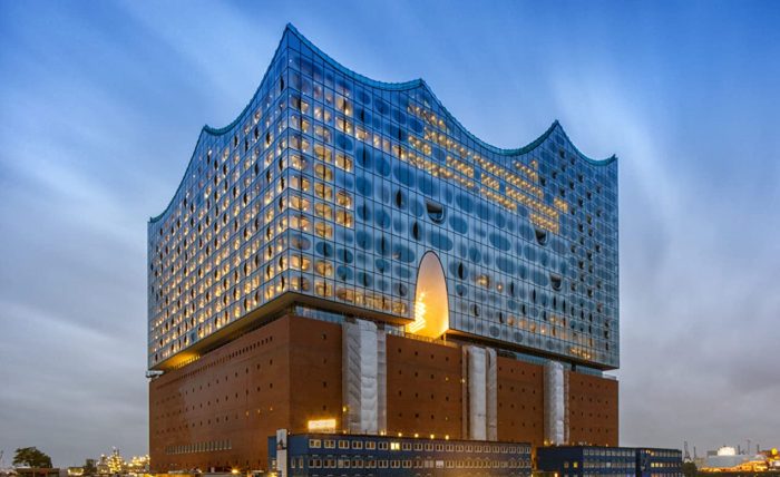Die Elbphilharmonie in der Blauen Stunde