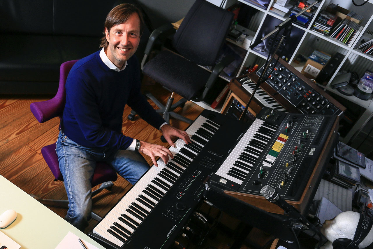 Oliver Heuss, Komponist und Produzent, in seinem Studio in Hamburg